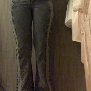 Gråa vintage jeasns - Säljer då dem tyvärr blivit för små för mig, bättre snygga och bra skick inga hål eller slitningar ❤️