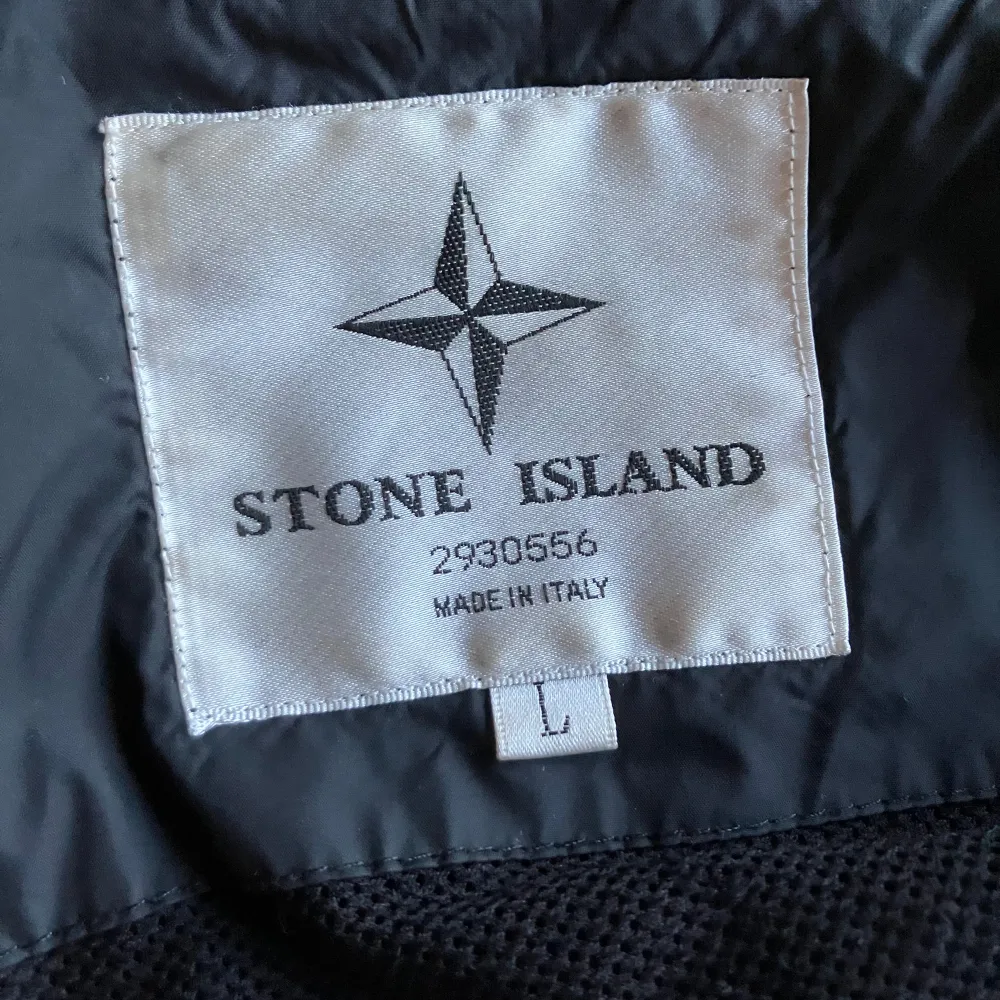 Tjena säljer nu en stone island jacka, den är riktigt skön men har dessvärre gått sönder lite med tiden, slå en pling om ni har intresse 💫. Jackor.