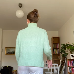 Stickad tröja - Turkos stickad tröja med polokrage. Bra skick. Storlek XS men ganska oversized då jag normalt har M/L.