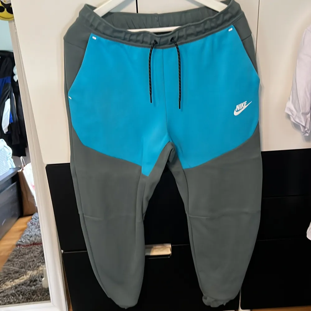 Säljer min nike tech fleece dress i unik fin färg, dressen är använd 1 gång och är i nyskick.. Hoodies.