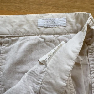 Vintage Prada byxor  - Beiga lågmidjade Pride byxor som är vintage. Inga som helst tecken på användning. Stl 50 motsvara enligt mig XS-L beroende på hur man vill att de sitter. 