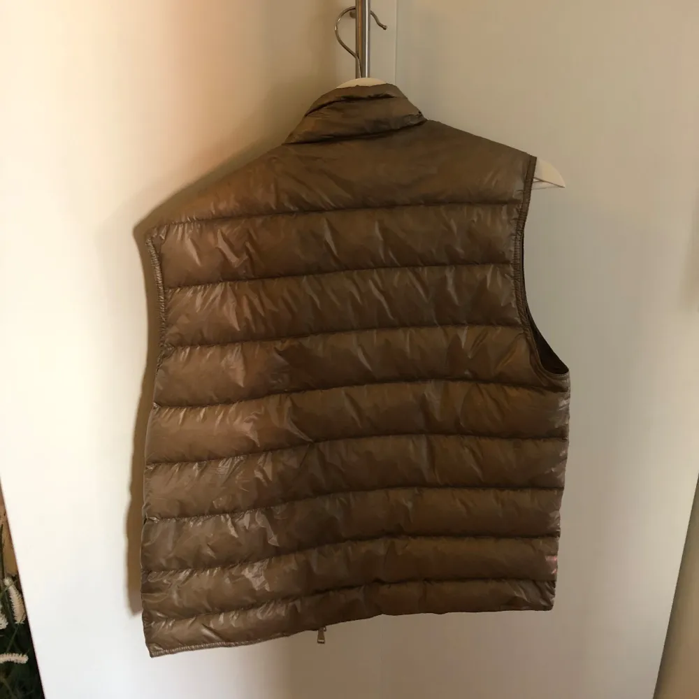 Moncler väst, skick 10/10, 100% autentisk!. Jackor.