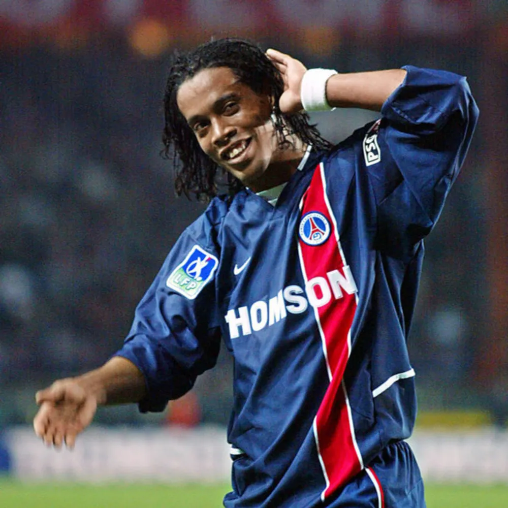 Säljer nu en jättesnygg Ronaldinho tröja, från när han spelade i PSG. 10/10 skick. 10/10 skick, replika. Tvek inte att skriva vid den minsta frågan!. Sportswear.