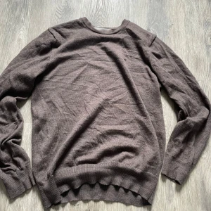 J lindeberg tjocktröja - En riktigt snygg tröja från j lindeberg. Felfritt skick inga hål os