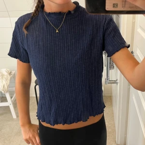 T-shirt zara - T-shirt från zara. Barnstorlek 164 men passar nog en xs/xxs. Jag är vanligtvis S och för mig är den lite liten.