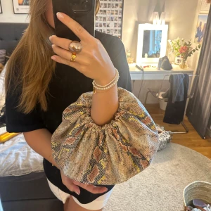 Handväska  - Säljer denna supersnygga festväskan som är perfekt till den svarta outfiten för kvällen. Endast använd en gång och inköpt för det tillfället. Passar perfekt istället för en clutch till en finstittning💄🤩