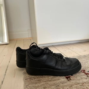 Svarta Nike Air Force sneakers - skitsnygga svarta nike air force sneakers i nyskick. använd en gång då de är för stora för mig! storlek 40 ❣️❣️nypris runt 1,200 kr. 