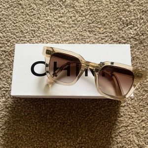 Chimi glasögon 04 - Säljer nu mina chimis i modellen 04 och färgen ecru ! Kommer ej till användning längre tyvärr. Men super fina, perfekt på sommaren eller i skidbacken i vinter ! 😍