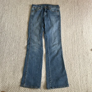 Low Waist jeans  - Jag säljer vidare dessa jeans som jag köpt från Plick tidigare. Jag säljer dem pgr. Av att dem var för korta för mig (jag är 175). Annars var dem jättefina. Dem är från wrangler och  storleken är W26 L34😊