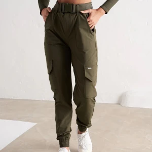 Cargopants - Oanvända cargopants från Aimn i färgen ”Macchiato”/brun. Jättefina men har tyvärr inte haft användning för dem. Storlek M. Säljs fortfarande på hemsidan men i färgen Khaki och Svart.