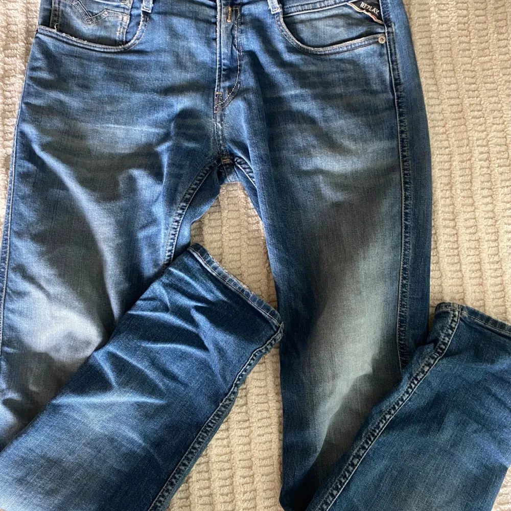 Tjena säljer ett par sjysta anbass jeans, hör gärna av dig kring funderingar. De är i storlek W 29 L 32. Jeans & Byxor.