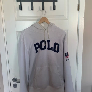 Ralph lauren USA hoodie - Ralph lauren USA hoodie för 1900 för endast 699 hyfsat skick!!! Storlek M och vitt färg på den!!! Fråga om du har mer frågor 