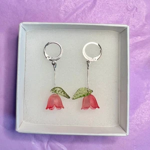 Söta örhängen med blommor🌹 - Söta örhängen med röda blommor, gjorda av mig, i rostfritt stål🌹