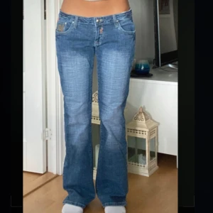 Low waist jeans  - Jag säljer KANSKE mina jeans som är helt nya! Jag säljer de  är förstora i midjan för mig. Vet inte om jag vill sälja det! Så jag lägger upp och ser om nån är intresserad och vem som är är villig och betala mest! Så ge gärna prisförslag😁