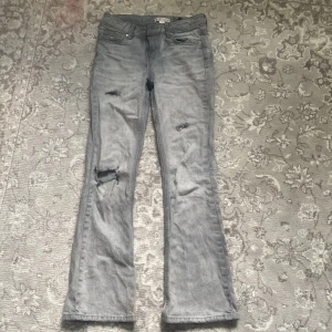 lågmidjade utsvängda jeans - Lågmidjade bootcut jeans från Gina! Säljer då de inte passar. 💓