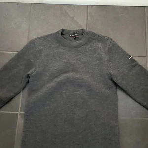Armor-Lux tröja storlek S - Nyskick. Stickad tröja som är i storlek 2- vilket motsvarar S. Köpt för 1700 kr