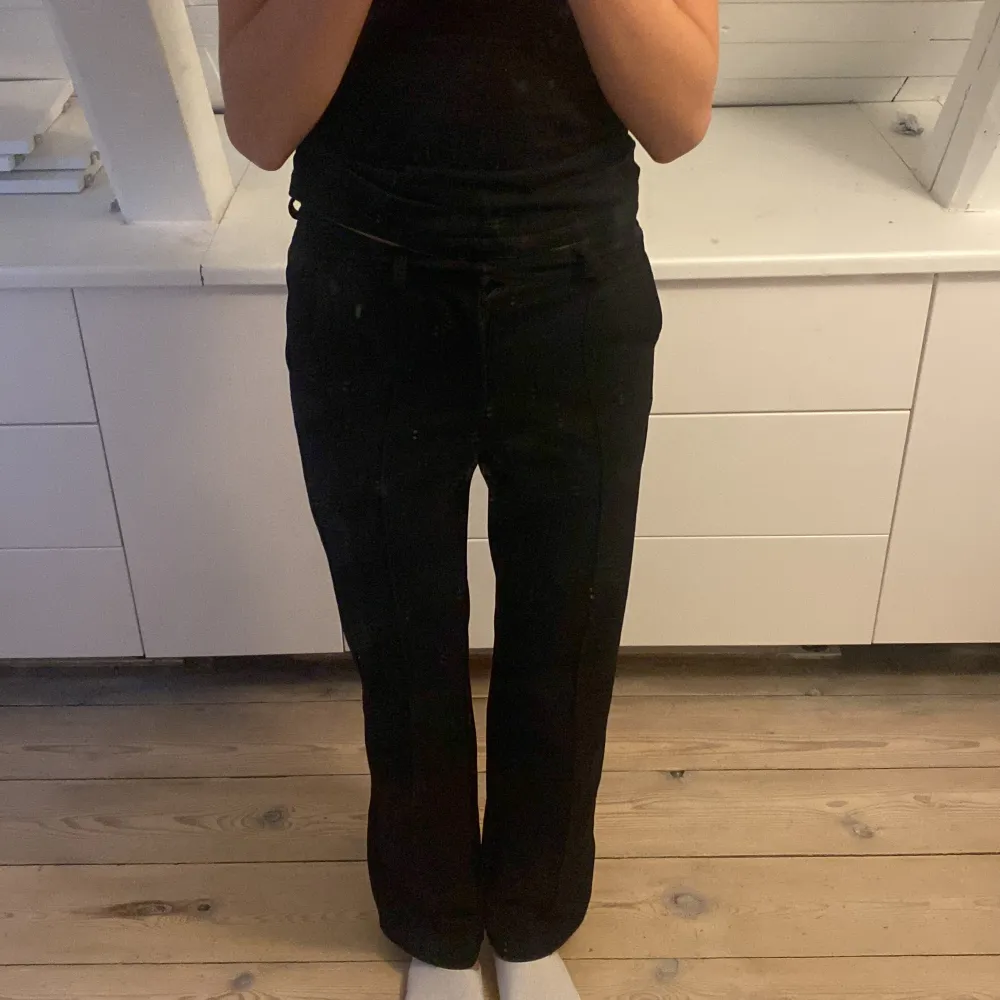 Säljer dessa lowwaisted kostymbyxorna från Kappahl då de inte kommer till användning längre. Storlek 164 men skulle säga att de är större då de passar mig som är 168. Nyskick och inte mycket använda💗💗. Farkut & Housut.