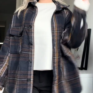Rutig overshirt i blått och brunt - Säljer en snygg rutig overshirt i blått och brunt. Den har långa ärmar och knappar framtill. Perfekt för höst och vår! 🧥 Sååå snygg att ha över stickade tröjor