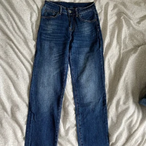 Jeans - Jeans ifrån okänt märke i storlek  S. I gott skick!  För mer info eller bilder på, kontakta mig 🤗