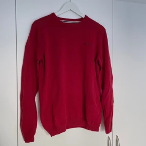 Tröja - Snygg tröja från Bondelid i storlek L! Köparen står för frakten men kan även mötas upp i Uppsala, Knivsta eller Sigtuna! Tveka inte att fråga mig om något🌹