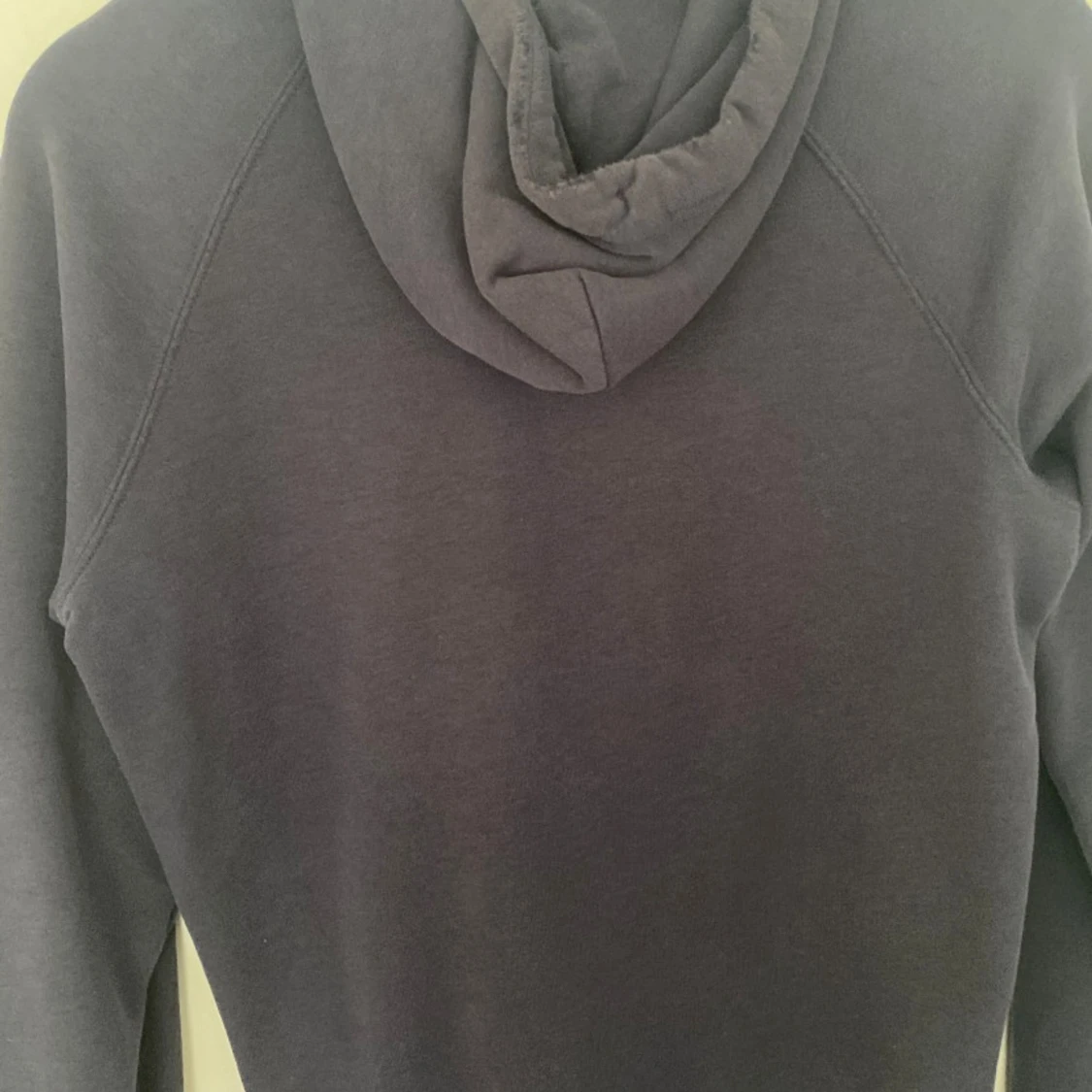 Mörkblå hoodie från GANT - 90