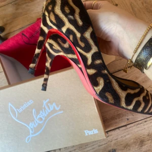 Christian Louboutin klackskor - Äkta Christian Louboutin klackskor i nyskick. Modell: Pigalle Follies 85  Storlek: 37. Inköpta för 695 euro på Savannahs.com Kartong och dustbag medföljer. Kan hämtas i Stockholm eller fraktas. (Köparen står för frakten)