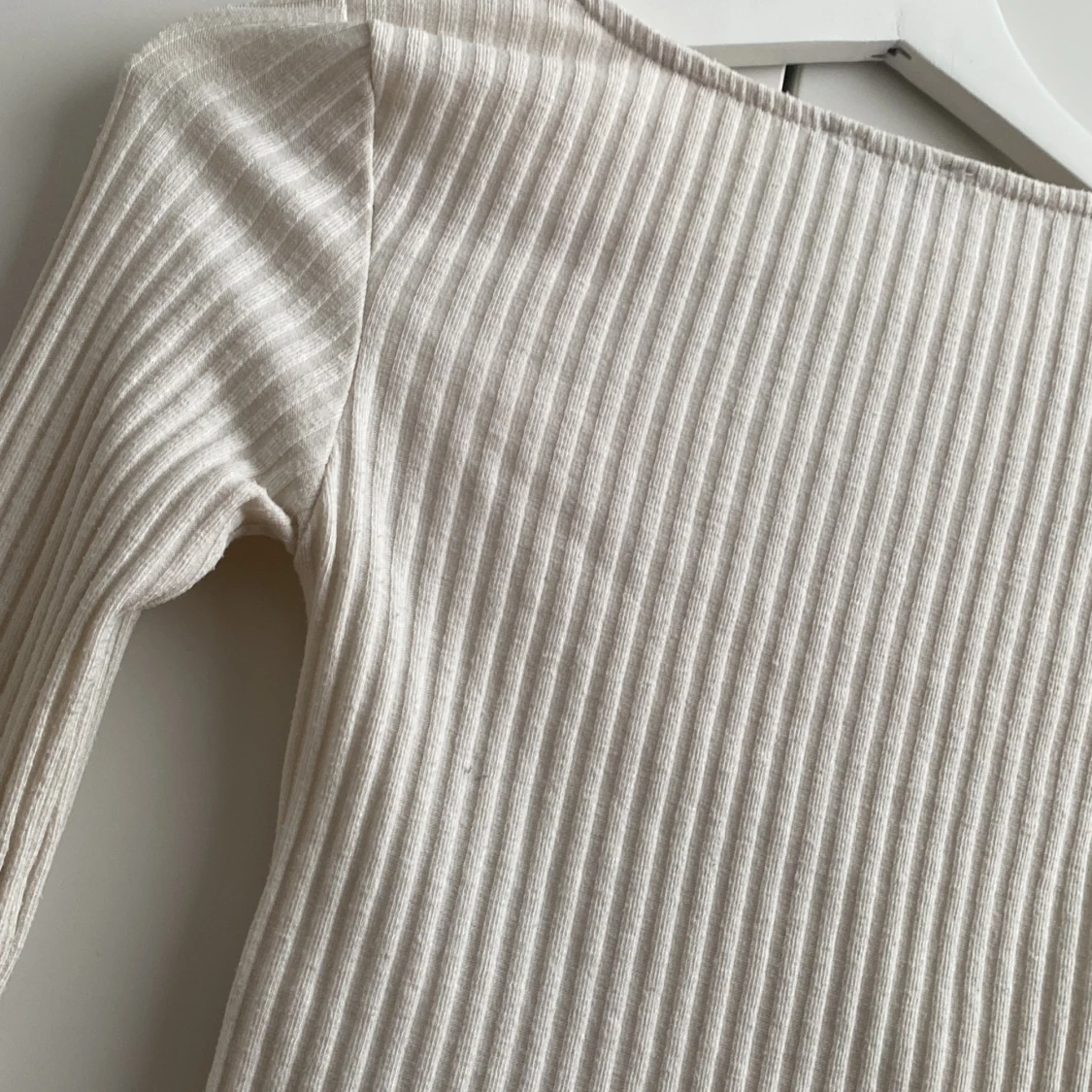 Smutsig vit lite randig långärmad tröja - 93