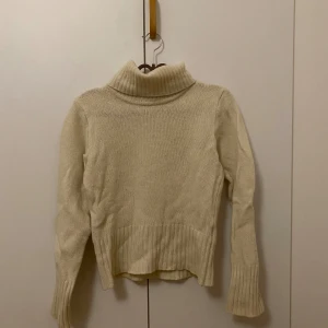 Benvit polotröjors. - Lite tjockare polotröja.