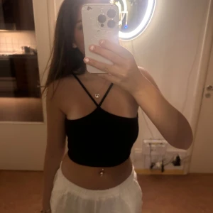 Svart linne - Ett svart linne  med en korsad framsida. super gullig men kommer inte till användning så därmed säljer jag💓💓