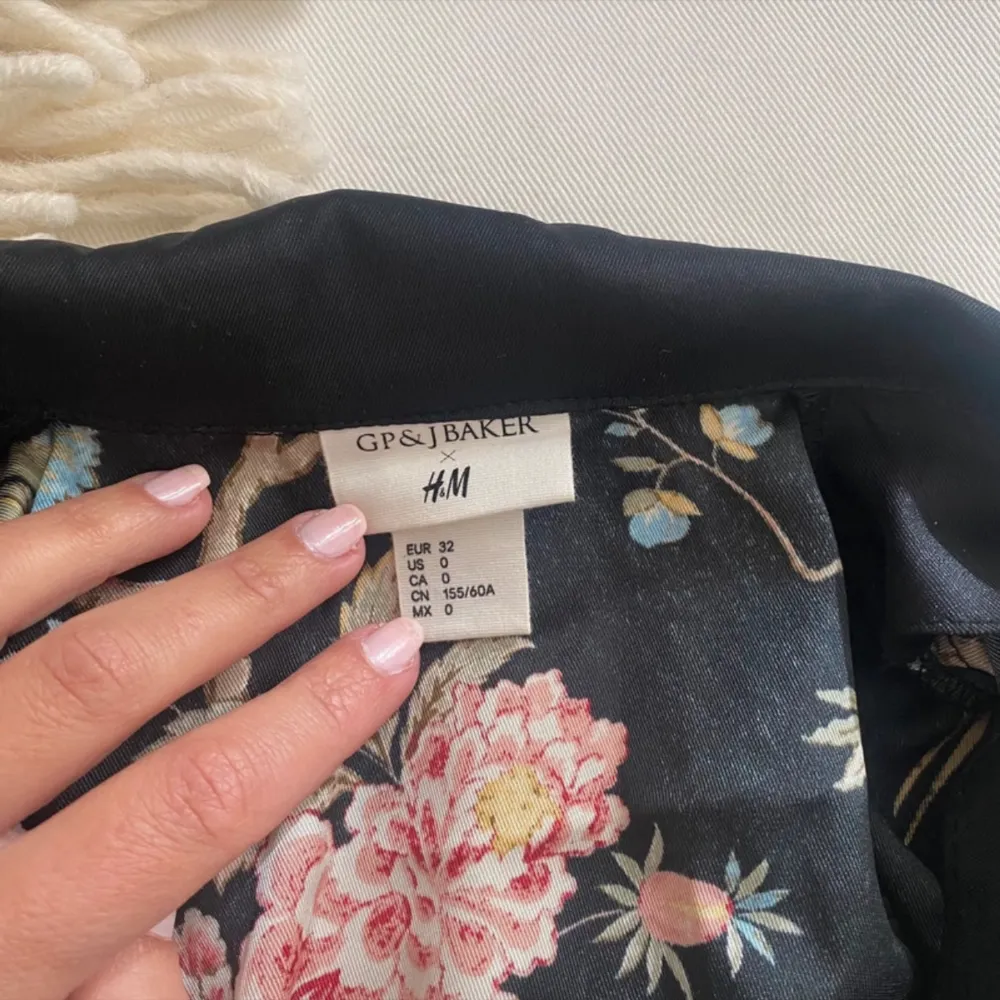 Fin mönstrad jumpsuit från H&M, storlek 32 (XXS-XS). Fint skick, använd en gång. Har små öglor för skärp men fanns inget skärp när jag köpte den.. Mekot.