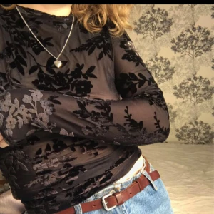 Black mesh top - Svart långärmad mesh topp med blommotiv i crushed velvet!