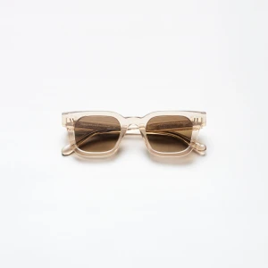 Chimi 04 - Säljer ett par chimi 04 ecru, jättefint skick har kvar både boxen och påsen de ligger. Dock är påsen lite smutsig men kan tvättas i maskin. Antingen gör jag de eller så gör köparen de om man vill💓 Pris kan diskuteras