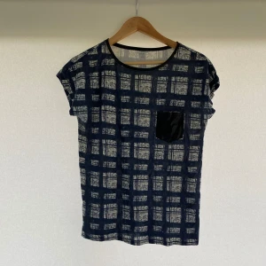 Jacqueline de Yong marinblå t-shirt - Säljer en snygg marinblå och vit rutig t-shirt från Jacqueline de Yong. Bra skick. Storlek: M. Hör av er vid eventuella frågor!!