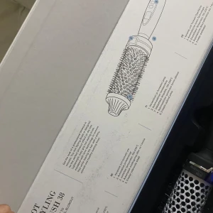 Cera värmeborste 38 - Denna värmeborste är i nyskick, endast testad en gång utan några som helst produkter i håret. Kunde ej lämna tillbaka den då de redan passerat datumet då man kunde lämna tillbaka.