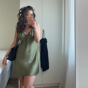 Klänning - Superfin klänning från stradivarius, väldigt bra skick då den är använd endast några gånger. Strl L men skulle säga att det är med som M 