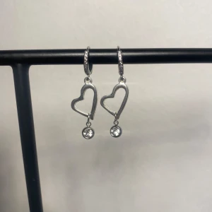 Glittrey heart🩶 - Glittriga söta örhängen med hängande hjärtan🩶 29kr par