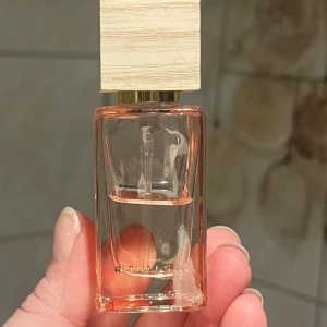 Rituals parfym fluers the himalaya (sakura) - Halva kvar av den mest populära doften från rituals (sakura) fleurs the himalaya. 15ml, ord pris 219:-
