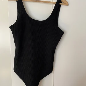 Svart body öppen rygg - Svart body från hm med öppen rygg storlek 36 oanvänd toppskick