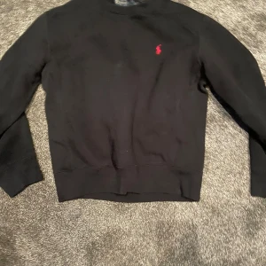 Ralph lauren tröja - Säljer tröjan då den inte passar längre. Helt ny skick, eftersom har knappt kunnat ha den för den e för liten.