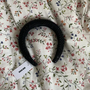 Glittrigt diadem - Såå fint glittrigt diadem från bikbok. Fick i julklapp men säljer då den inte riktigt passar min huvudform. Lappen är kvar på och nypris är 159