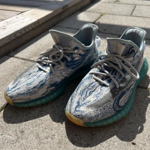Yeezy Boost 350 v2 - Använda ett par gånger toppskick, vill inte ha dem längre då jag har bytat stil och anser inte längre detta något för mig