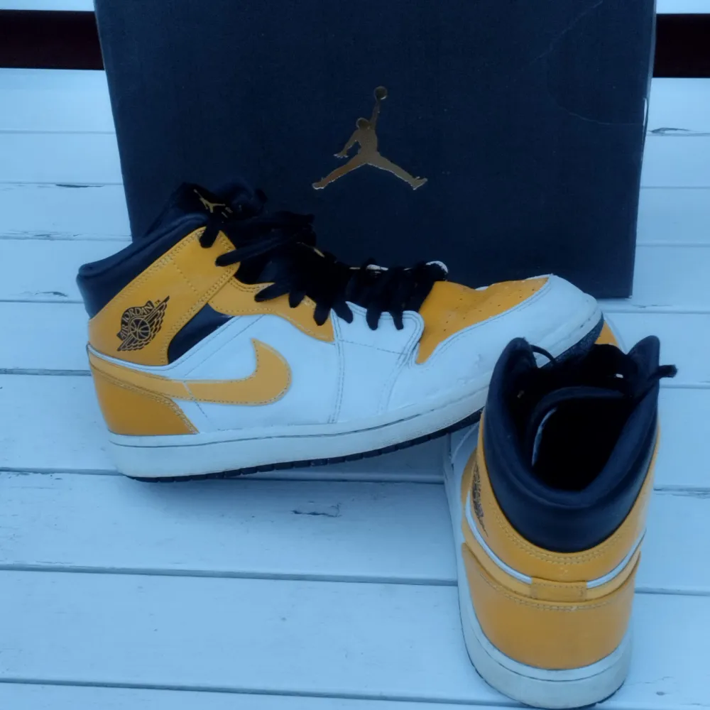 Säljer ett par Air Jordan 1 Mid i färgerna gul, svart och vit. Skorna är i gott skick och kommer med originalboxen.   Strl: EUR 45  Skriv gärna vid frågor :). Skor.