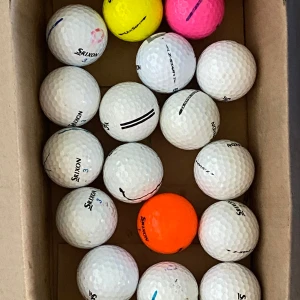 20 Srixon bollar i bra skick  - Säljer 20 srixon bollar med olika märken som z-star Distance och andra bra märken finns i paketet.