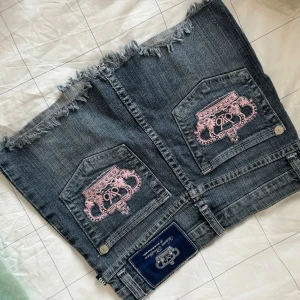 Victoria Beckham kjol - Intresekoll!! Snygg kjol med rosa kronor bak! 💕