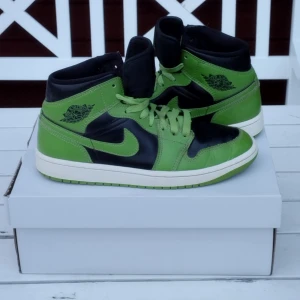 Air Jordan 1 Mid Black Altitude Green Sail Size 9 BQ6472-031 - Skitsnygga Jordans i grönt och svart. Har lite tecken på användning upptill (se bild 4) men är i övrigt i nyskick.  Strl: 40,5 (passar jättebra på storlek 40 också) Orginalboxen ingår, skriv gärna vid frågor :) Priset är förhandlingsbart