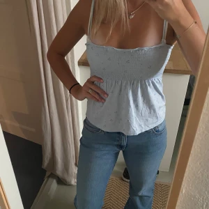 söt Topp - Så söt topp från topshop som man kan ha antingen med eller utan banden 🥰 Storlek S och mycket bra skick🫶