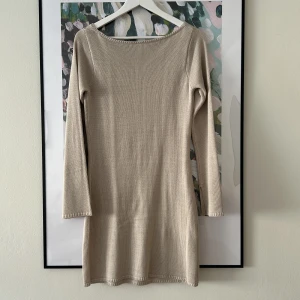 Stickad miniklänning  - Stickad miniklänning i storlek 38. Oanvänd 