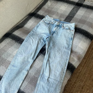 Hm jeans - Hm jeans som är rätt gamla men inte så använda. Gör en stor utförsäljning billigt på kläder. Relaxad fit som passa perfekt till varje outfit. Storlek 31/32