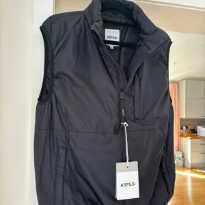 Aspesi väst - Säljer en sprillans ny Aspesi väst, lappen sitter kvar. Hör av dig vid intresse eller funderingar. 