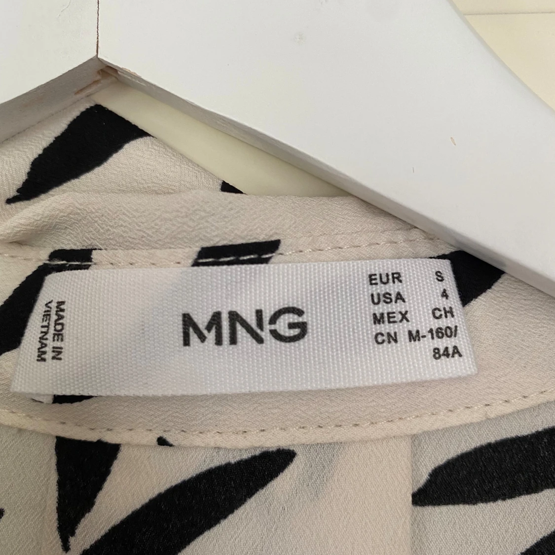 Vit blus med svart blommönster från MNG - 91